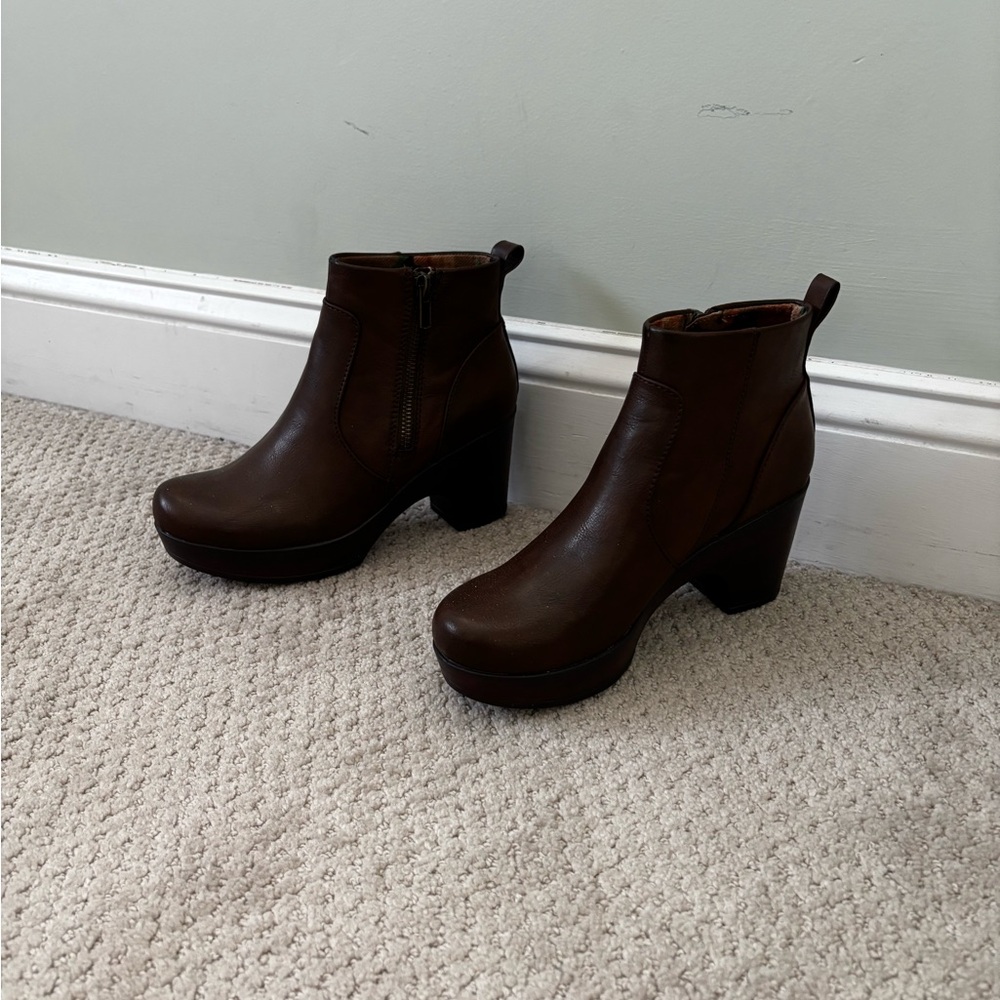 b.o.c. Women's Brown Ankle Boots